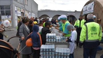 Malatya'da depremzedelere günde 10 bin kişilik sıcak yemek dağıtıyorlar