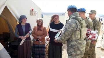 Malatya'da Mehmetçik, depremzede kadınlara karanfil verdi