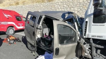 Malatya'da tırla hafif ticari araç çarpıştı, 5 kişi öldü, 1 kişi yaralandı