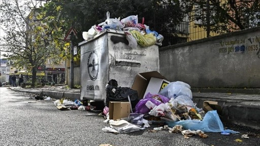 Maltepe Belediyesi'nde iş bırakma nedeniyle ilçede çöpler birikti