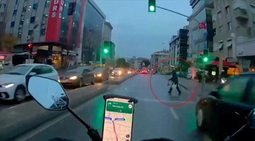 Maltepe'de motosikletin kırmızı ışıkta ge&ccedil;en yayaya &ccedil;arpması kask kamerasında