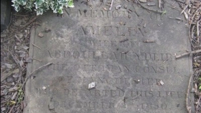 Manchester'da kilise bah&ccedil;esinde bulunan Osmanlı mezarının hikayesi İstanbul'a uzanıyor