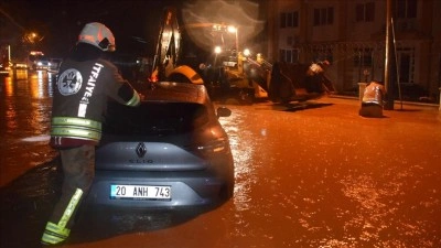 Manisa'da etkili olan sağanak hayatı olumsuz etkiledi