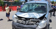 Manisa’da motosiklet kamyonetle çarpıştı: 1’i ağır 2 yaralı