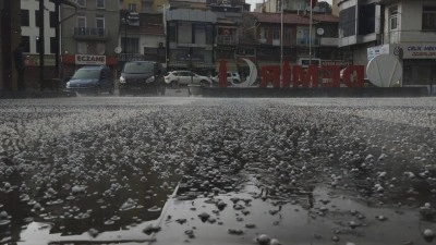 Manisa'da sağanak ve fırtına hayatı olumsuz etkiledi