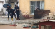 Manisa ve İzmir&#039;i sel vurdu, İzmir-İstanbul yolu kapanmak üzere