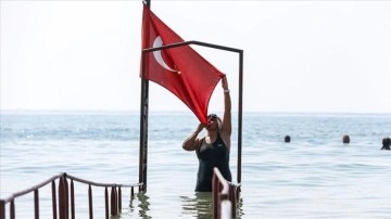 Manş Denizi'ni 43 yıl önce yüzerek geçen ilk Türk kadını, genç sporculara ilham oluyor