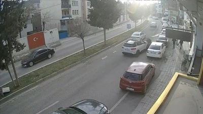 Mardin'de otomobilin yayaya &ccedil;arptığı anlar kameraya yansıdı