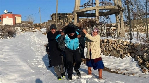Mardin'de sağlık personeli, 84 yaşındaki hastayı ambulansa kadar sırtında taşıdı