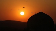Mardin&#039;de tarihi yapılar gün batımında kartpostallık manzaralar oluşturuyor