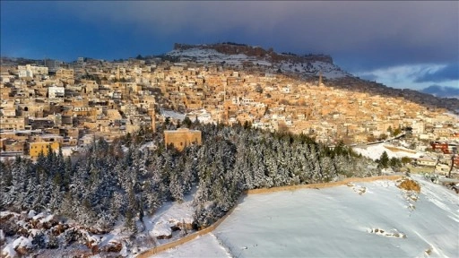 Mardin'de tarihi yapılar kar yağışıyla beyaza b&uuml;r&uuml;nd&uuml;