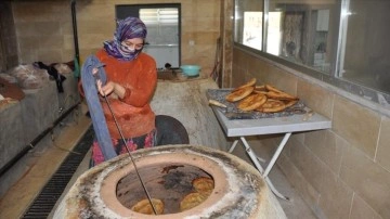 Mardin'de ekmek yapımını öğrenen kadınlar kurulan tandır evinde istihdam ediliyor
