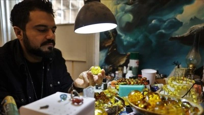 Mardinli "Sofi Usta" tespih tanelerinin i&ccedil;ine sembol camileri işliyor