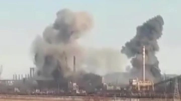 Mariupol'deki fabrikalara ve limana yönelik Rus bombardımanı kameralara yansıdı