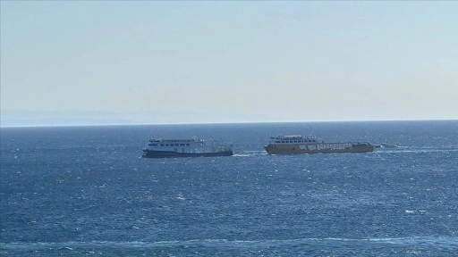 Marmara Adası açıklarında makine dairesinde yangın çıkan feribot iskeleye yanaştırıldı