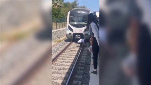 Marmaray makinistinin raylarda fark ettiği yavru kediyi kurtarması kamerada