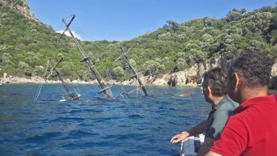 Marmaris'te g&uuml;n&uuml;birlik tur teknesi battı