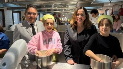 Marmaris'te ilkokul &ouml;ğrencileri gazi ailesi i&ccedil;in ramazan pidesi hazırladı