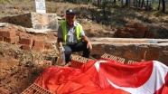 Şahin Akdemir&#039;in ailesi alevlerin söndürülmesinin ardından mezarlığın başına koştu