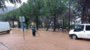 Marmaris'te sağanak nedeniyle toprak kayması ve su baskınları yaşandı