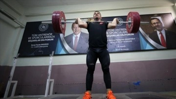 Masa tenisinden haltere yönelen milli sporcu Yaşar Karaca, olimpiyat madalyası hedefliyor