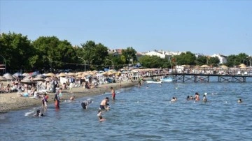 Mavi bayraklı plajlara sahip Tekirdağ'ın Şarköy ilçesinde bayram yoğunluğu