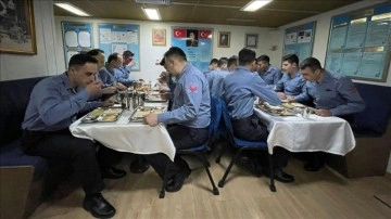 Mavi vatan nöbetinde bahriyeliler ilk iftarını yaptı