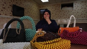 Mayın patlaması sonucu gözlerini ve bir elini kaybeden Iraklı kadın el işi çantalar üretiyor