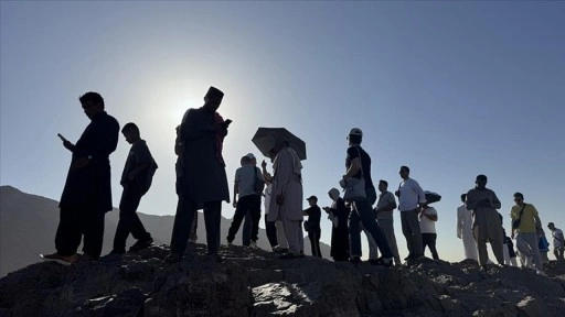 Medine'deki mukaddes mekan ve alanlarda hacıların duaları yükseliyor