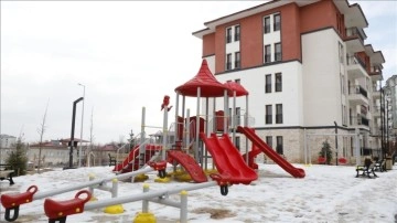 Medya mensupları Kahramanmaraş'ta tamamlanan TOKİ konutları ile ge&ccedil;ici konteyner kenti gezdi