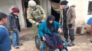 Mehmetçik Barış Pınarı bölgesinde yaşlı kadına tekerlekli sandalye hediye etti