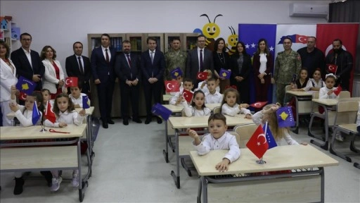 Mehmetçik Kosova'da eğitim alanındaki desteklerine devam ediyor