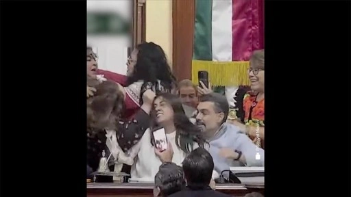 Meksika'da kent meclisi &uuml;yeleri oturum sırasında birbirlerinin sa&ccedil;larını &ccedil;ekerek kavga etti