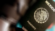 Meksikalı kadın, Trump'ı protesto için ABD vizesini iade etti