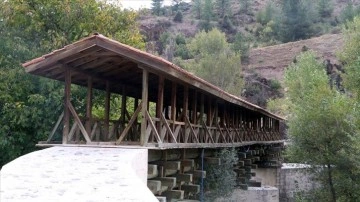 Melan Çayı üzerindeki tarihi ahşap köprü yıllardır yaya ulaşımını sağlıyor