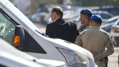 Menderes Belediyesine y&ouml;nelik soruşturmada g&ouml;zaltına alınan Başkan &Ccedil;i&ccedil;ek ve 15 ş&uuml;pheli adliyede