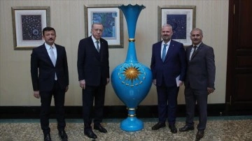 Menemenli çömlek ustası, Cumhurbaşkanı Erdoğan'a vazo hediye etti