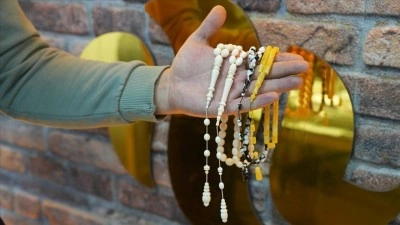 Merakla başladığı tespih yapımını at&ouml;lyesinde s&uuml;rd&uuml;r&uuml;yor