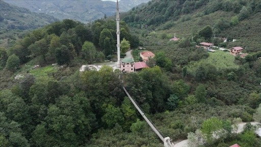 Merhum babasının isteğini yerine getirdi, camiye kolay ulaşmak için asma köprü yaptı