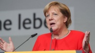 Merkel'e domatesli saldırı