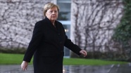 Merkel: İbadethanelerinde bir araya gelemeyen tüm inananlarla zihnen beraberim