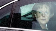Merkel in konvoyunda şüpheli araç