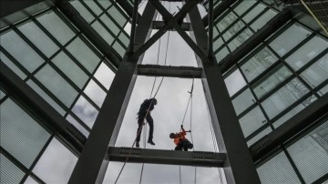Merkez Bankası'nın 353 metrelik binasının çatısının cam montajı dağcılar tarafından yapılıyor