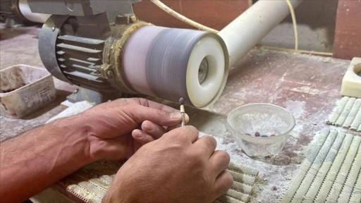 Mermer ve oniks taşı h&uuml;k&uuml;ml&uuml;lerin elinde takı ve hediyelik eşyaya d&ouml;n&uuml;ş&uuml;yor