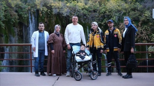 Mersin'de cam kemik hastası çocuğun Yerköprü Şelalesi'ni görme hayali gerçek oldu