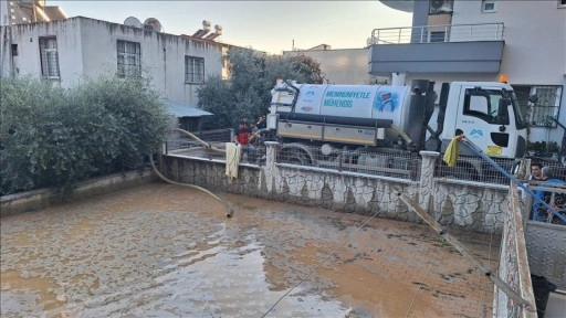 Mersin'de içme suyu borusunun patlaması nedeniyle sokakları su bastı