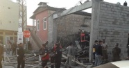 Mersin&#39;de inşaat iskelesi çöktü