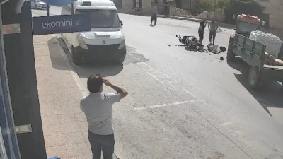 Mersin'de motosiklet ile trakt&ouml;r&uuml;n &ccedil;arpıştığı kaza g&uuml;venlik kamerasında