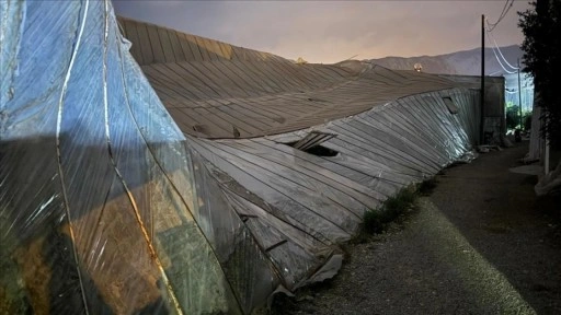 Mersin'de oluşan hortum 30 seraya zarar verdi