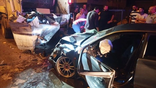 Mersin'de otomobil çöp kamyonuna çarptı, 1 kişi öldü, 4 kişi yaralandı